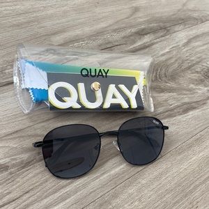 Quay Australia Jezabell sunglasses in Black/Smoke polarized